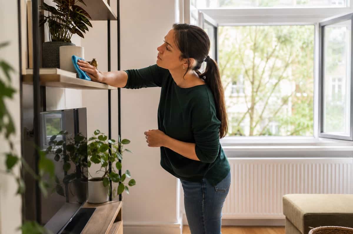 La polvere va tolta prima o dopo aver aperto le finestre? L’ordine corretto delle pulizie per evitare che lo sporco torni sui mobili e lavorare due volte.