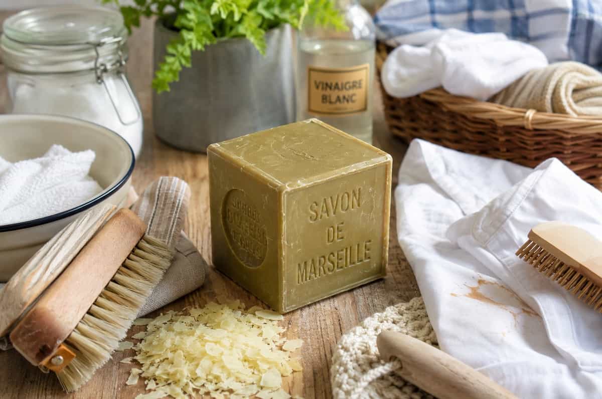 Sapone di Marsiglia, non usarlo solo per il bucato: 20 impieghi utili per pulire casa, trattare le macchie e risolvere piccoli problemi quotidiani.