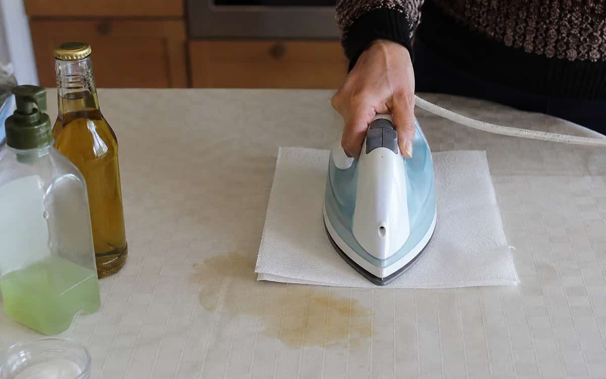 Tovaglia macchiata di olio o unto? Ecco come usare carta assorbente e ferro da stiro senza rovinare il tessuto, come pretrattare la macchia e quando lavarla in lavatrice.
