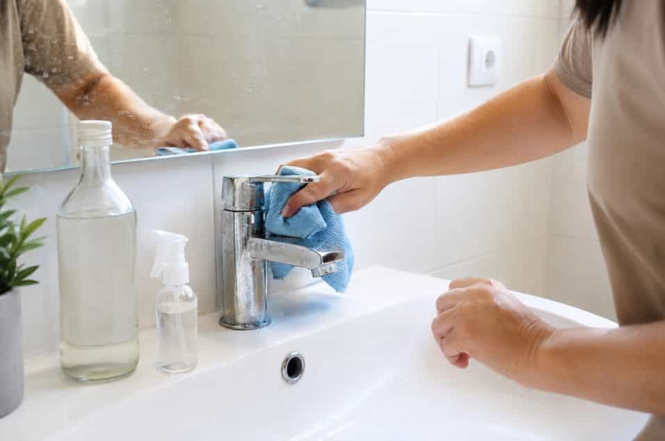 Aceto d’alcol in casa: 10 utilizzi sorprendenti per vetri, specchi, rubinetti, lavello, doccia e altre superfici.