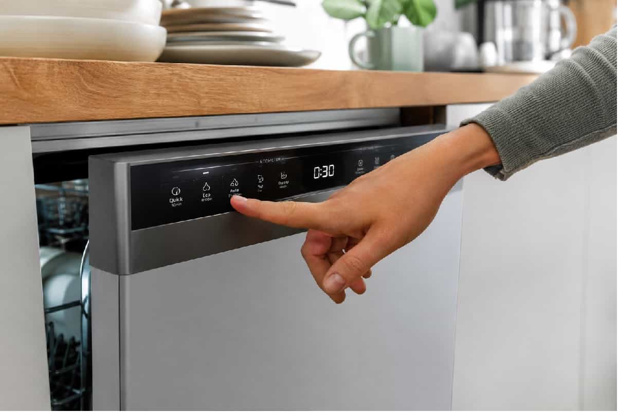 Il programma più corto della lavastoviglie consuma davvero meno? La durata sul display può ingannare: ecco cosa incide realmente su acqua ed energia.