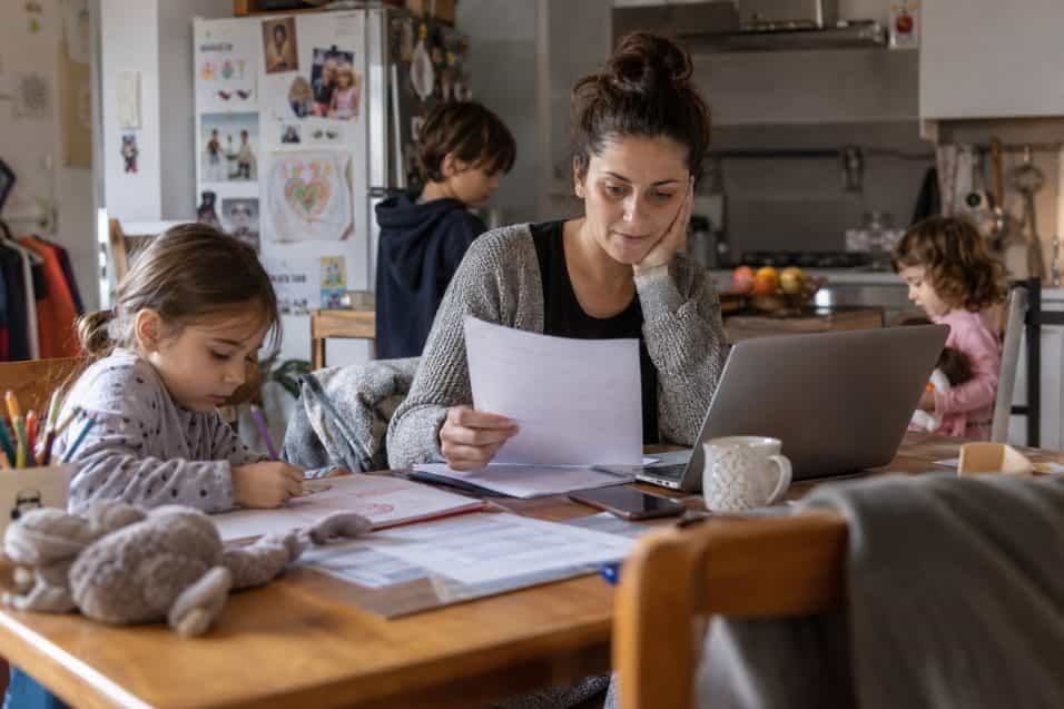 Mamme con almeno tre figli senza lavoro da mesi: nel 2026 un incentivo specifico può agevolare nuove assunzioni anche a termine. Requisiti e durata.