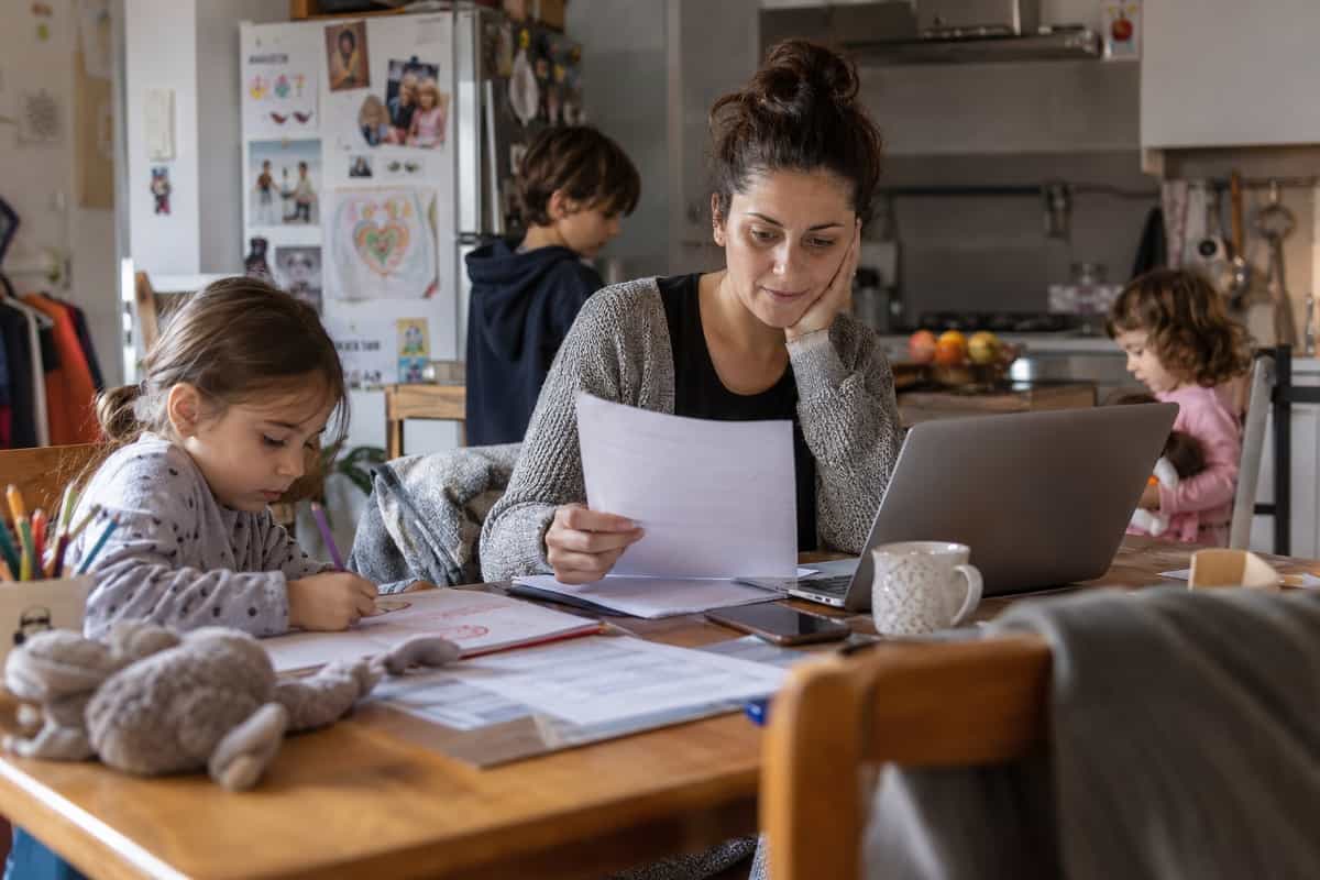 Mamme con almeno tre figli senza lavoro da mesi: nel 2026 un incentivo specifico può agevolare nuove assunzioni anche a termine. Requisiti e durata.